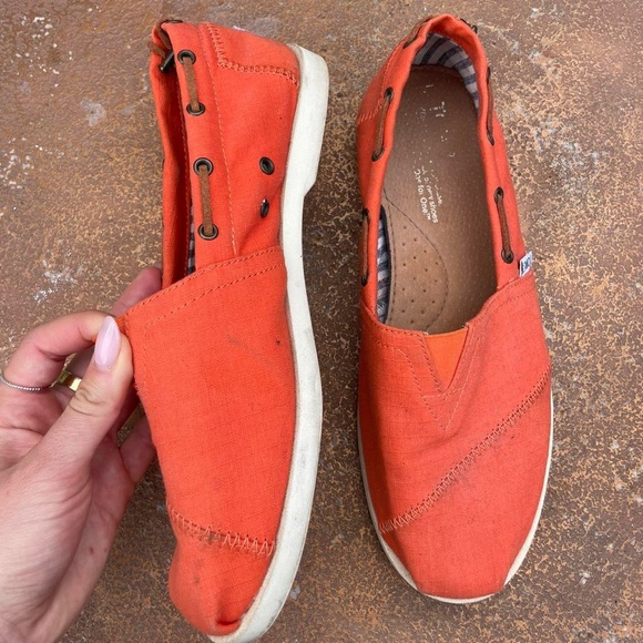 Orange TOMS slip-on shoes men’s size 8 - Picture 2 of 5